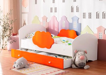 Детская кровать Тучка с ящиком, корпус Белый, фасад Оранжевый в Барнауле